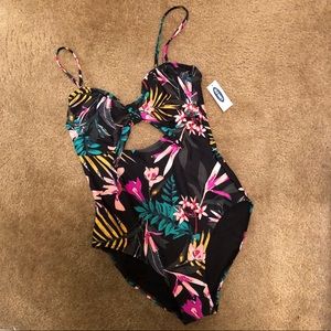 Old Navy floral women’s one piece swimsuit  NWT